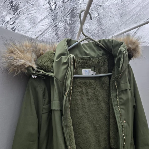 olive green winter parka features a warm, mixed-texture lining designed for cold - Picture 3 of 8